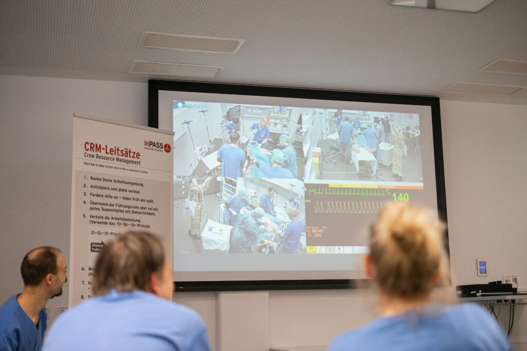 Simulationstraining am Bildschirm - Nachbesprechung mit den Teilnehmer:innen