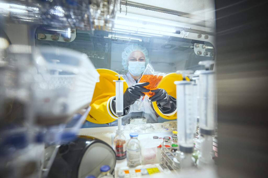Eine Mitarbeiterin der Apotheke stellt Zytostatika her.