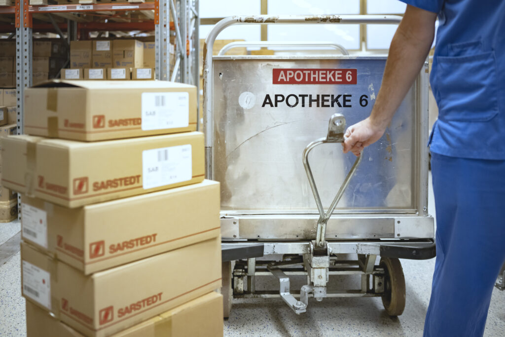 Lieferung der Krankenhausapotheke mit Arzneimittel: Die Medikamente werden mit Transportwägen direkt vom Lager zu den Stationen zugestellt.