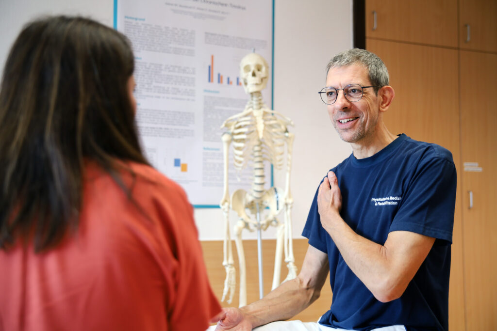 Michael Dobner ist Manualmediziner Manualmediziner am Institut für Physikalische Medizin und Rehabilitation an der Innsbrucker Klinik